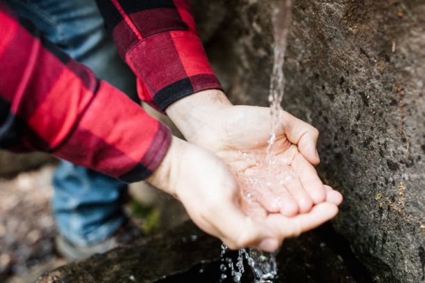 AMBRUS - Holistic Healing - Nahe Quelle - Wasser in Hände